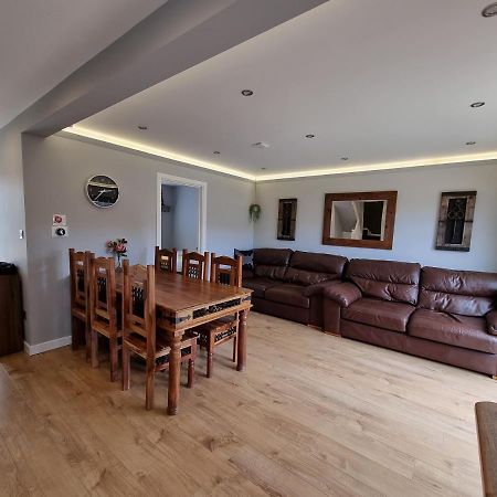 Crown Meadow - 4 Bedroom House - Heathrow - Excellentstays Colnbrook Zewnętrze zdjęcie
