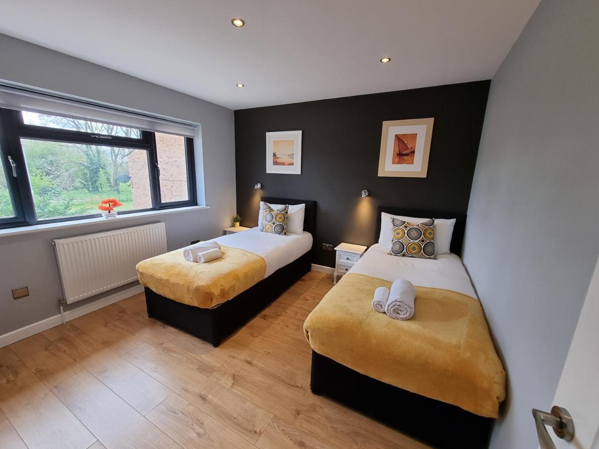 Crown Meadow - 4 Bedroom House - Heathrow - Excellentstays Colnbrook Zewnętrze zdjęcie