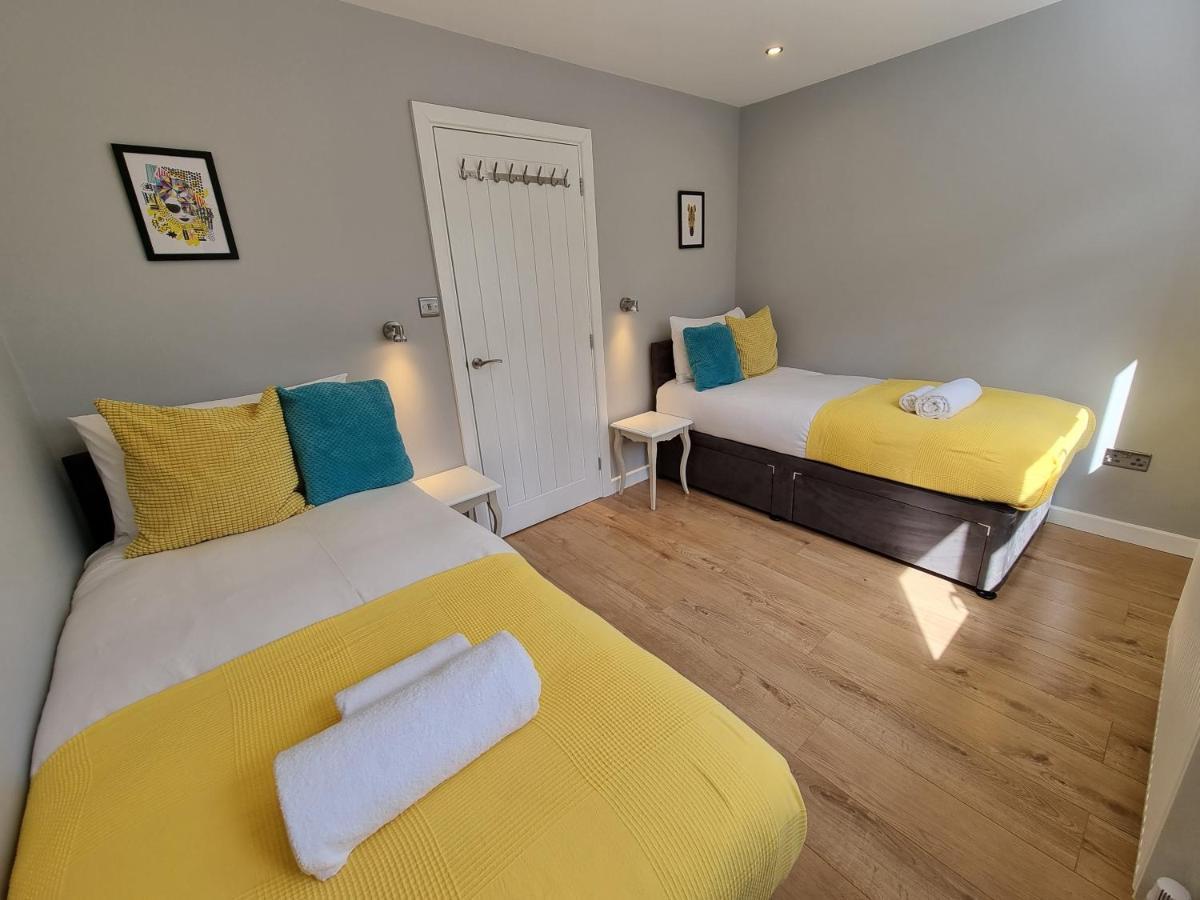 Crown Meadow - 4 Bedroom House - Heathrow - Excellentstays Colnbrook Zewnętrze zdjęcie