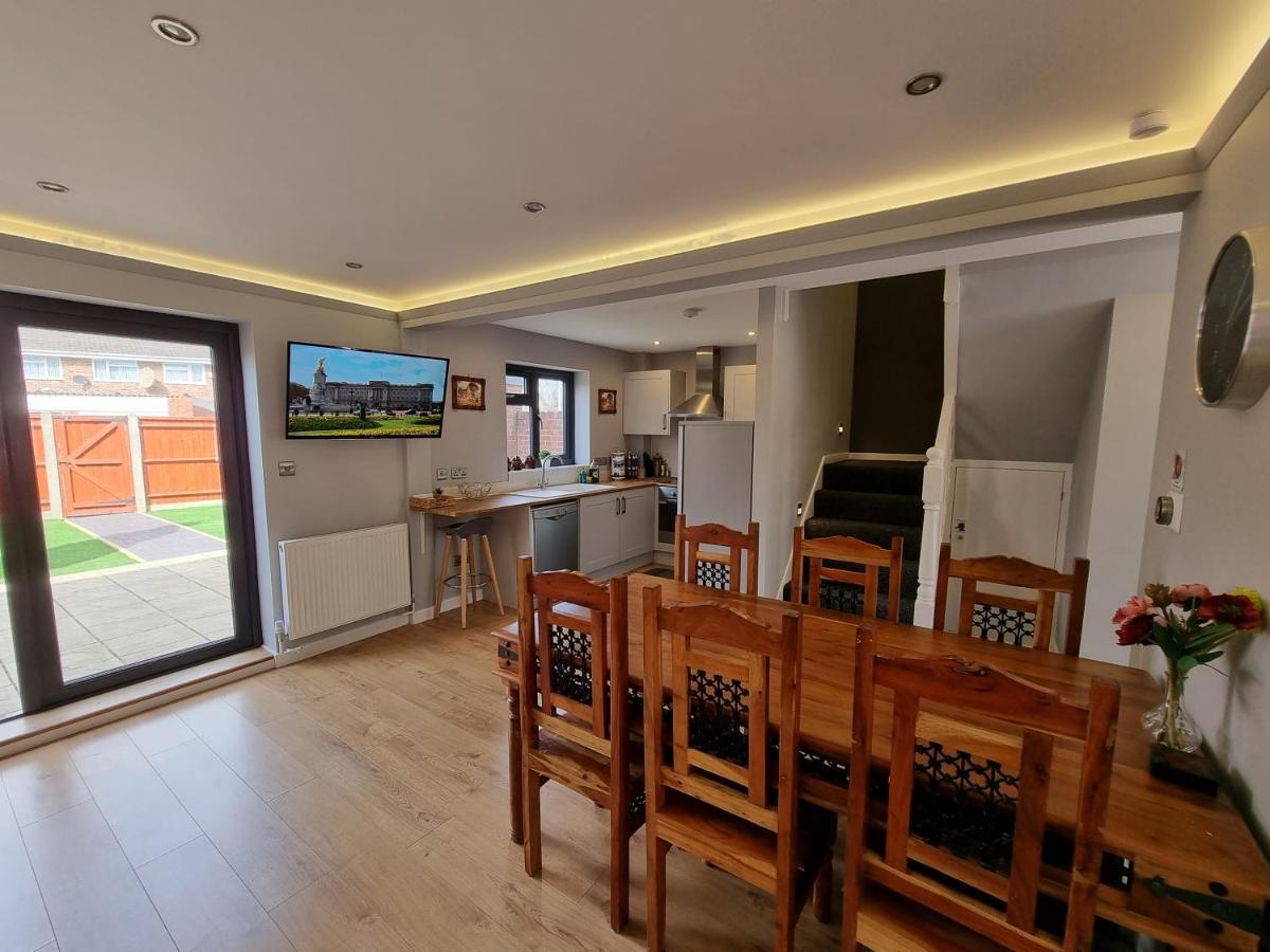 Crown Meadow - 4 Bedroom House - Heathrow - Excellentstays Colnbrook Zewnętrze zdjęcie