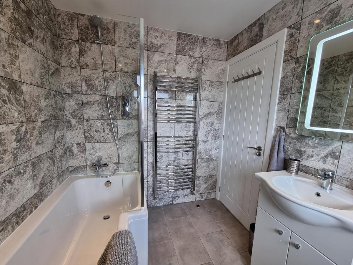 Crown Meadow - 4 Bedroom House - Heathrow - Excellentstays Colnbrook Zewnętrze zdjęcie