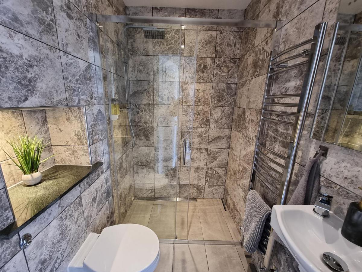 Crown Meadow - 4 Bedroom House - Heathrow - Excellentstays Colnbrook Zewnętrze zdjęcie