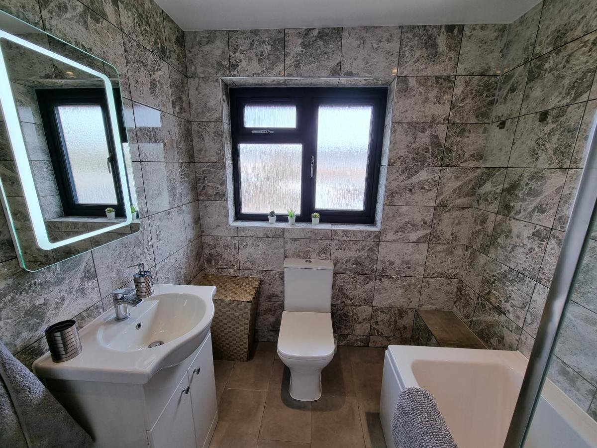 Crown Meadow - 4 Bedroom House - Heathrow - Excellentstays Colnbrook Zewnętrze zdjęcie