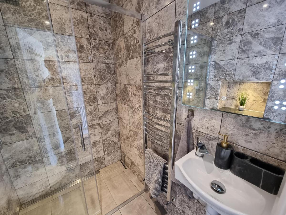 Crown Meadow - 4 Bedroom House - Heathrow - Excellentstays Colnbrook Zewnętrze zdjęcie